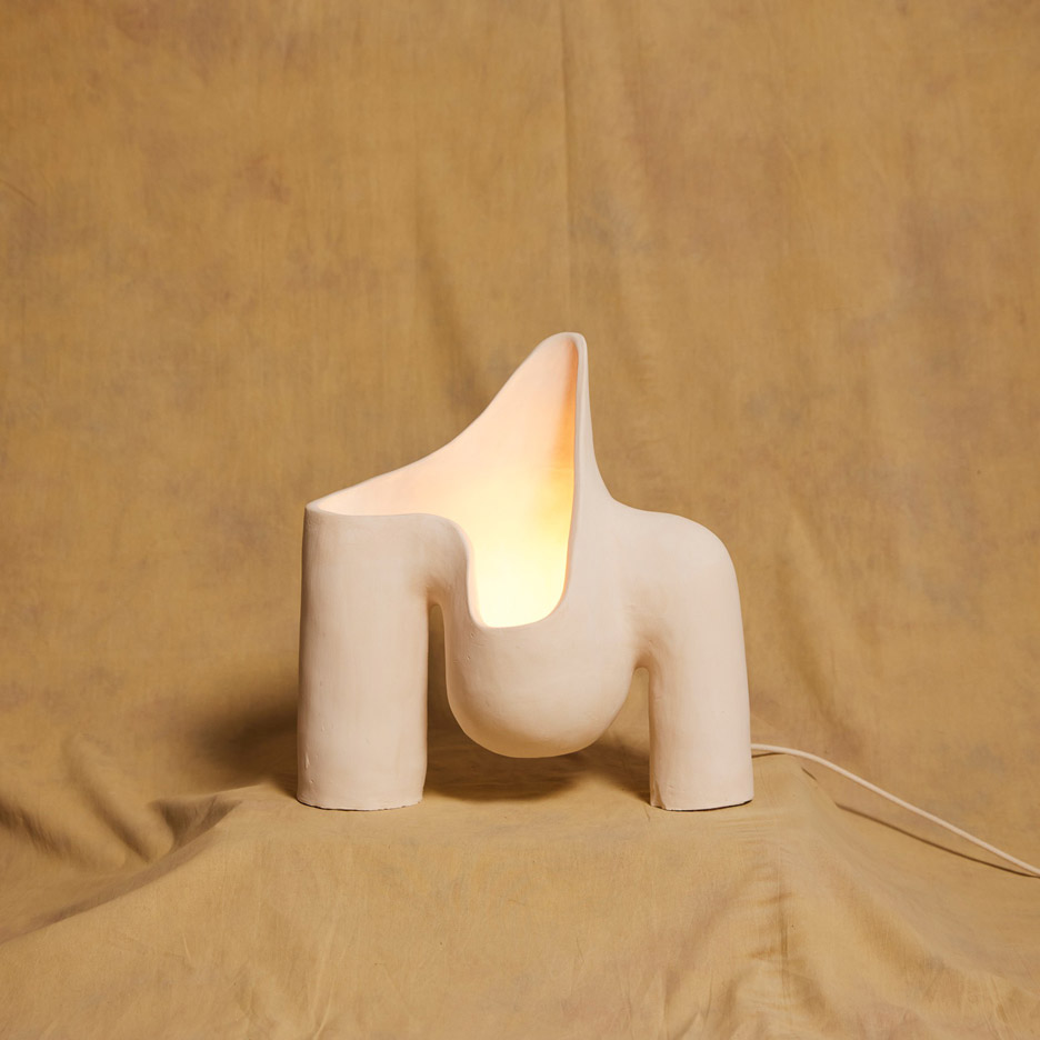 A sculptural beige light for Artsper
