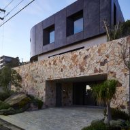 Atelier Andy Carson finishes coastal home in Sydney with stone and bronze