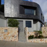 Atelier Andy Carson finishes coastal home in Sydney with stone and bronze