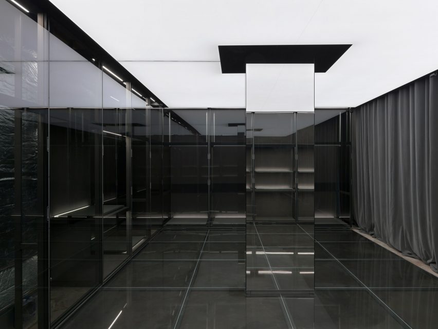 Image de l'intérieur avec des miroirs entourant les colonnes et les stands du magasin
