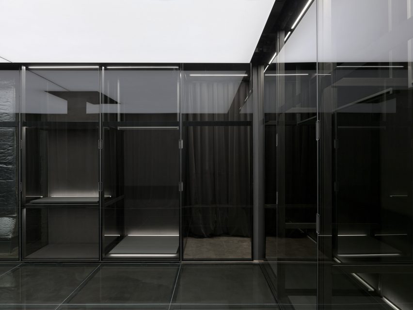 Plan intérieur d'une cabine d'essayage en verre fumé au magasin Couture de Balenciaga