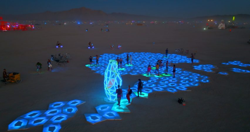 Jenny Lewin recicló una escultura de plástico Burning Man