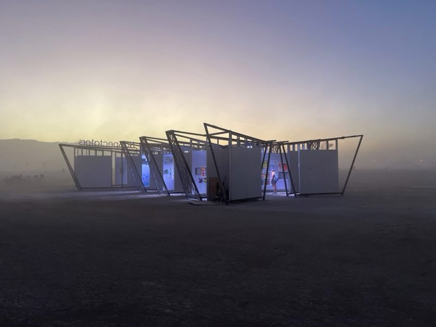 Exposición de arte del hombre en llamas en una tormenta de polvo
