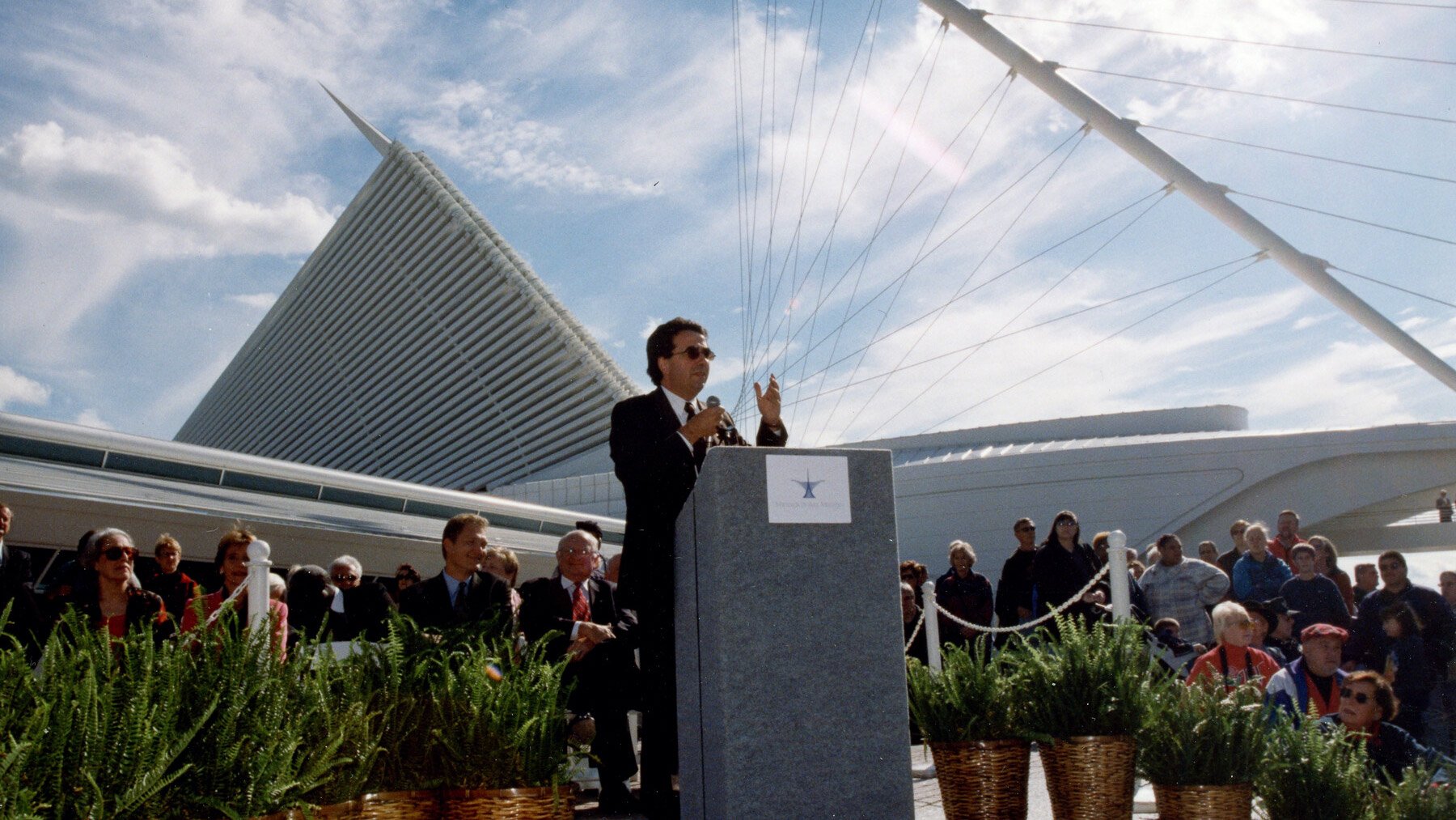 https://static.dezeen.com/uploads/2022/09/calatrava-quadracci-pavilion-milwaukee_dezeen_1704_hero.jpg