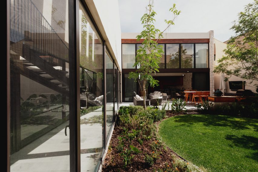 Evelop Arquitectura creates “lawn with a space” in Mexico