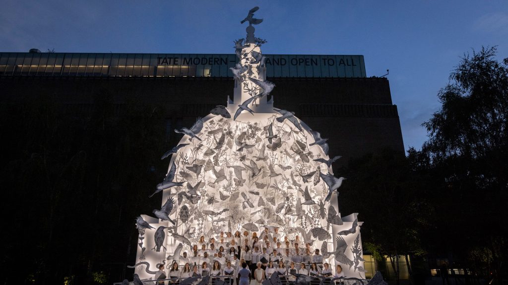 Moët & Chandon Unveils Es Devlin Sculpture with Celebration