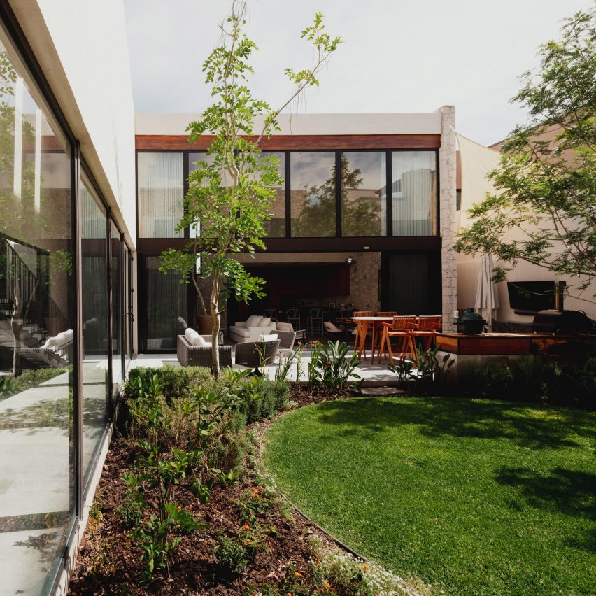 Evelop Arquitectura creates "garden with a house" in San Miguel de Allende