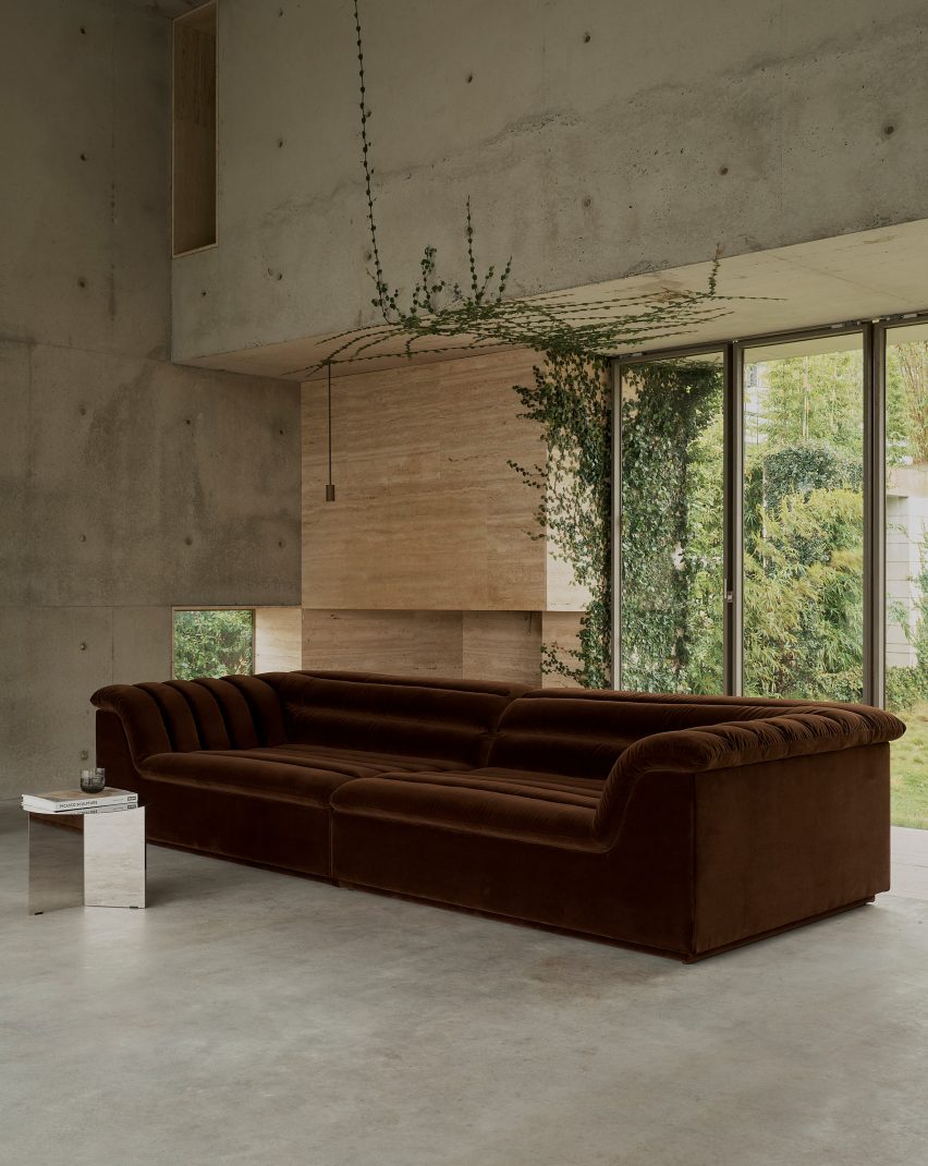 Плавающий диван от Сары Эллисон в бетонном интерьере