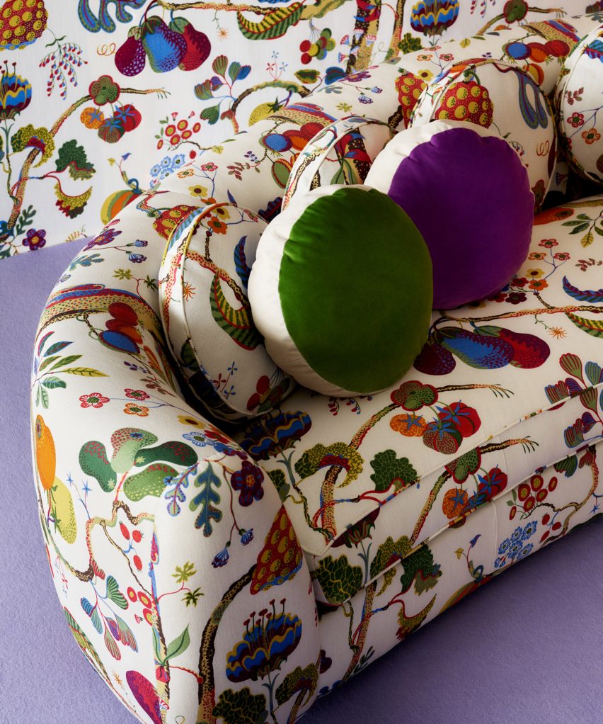 Sofa with button-like colourful pillows
