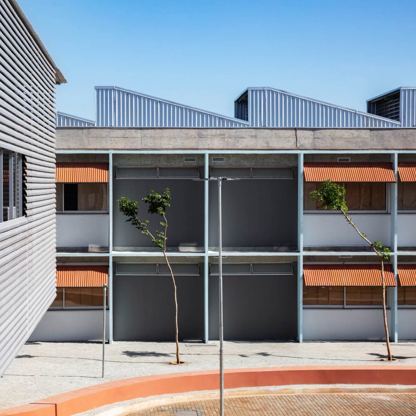 Shelton House Has a U-Shaped Plan and a Sunken Entry Courtyard