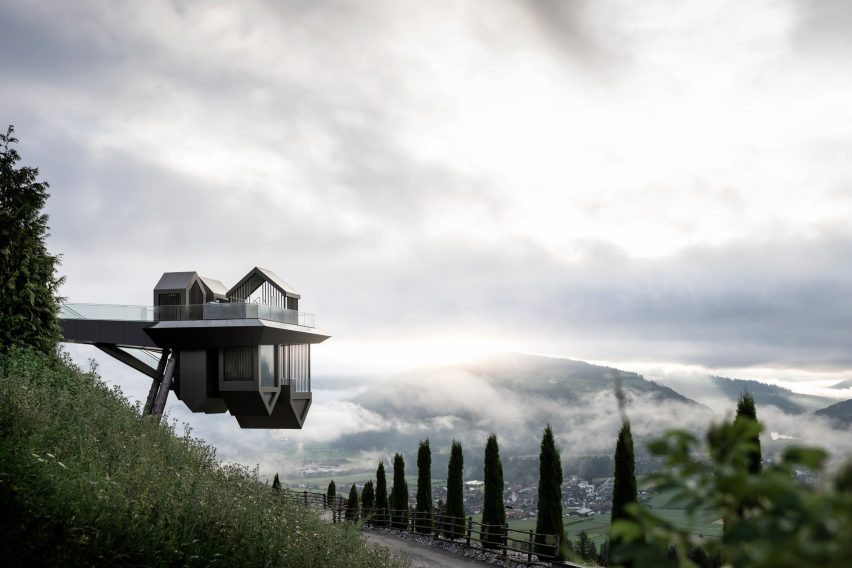 Pemandangan gunung dari Hotel Hubertus di Tyrol Selatan