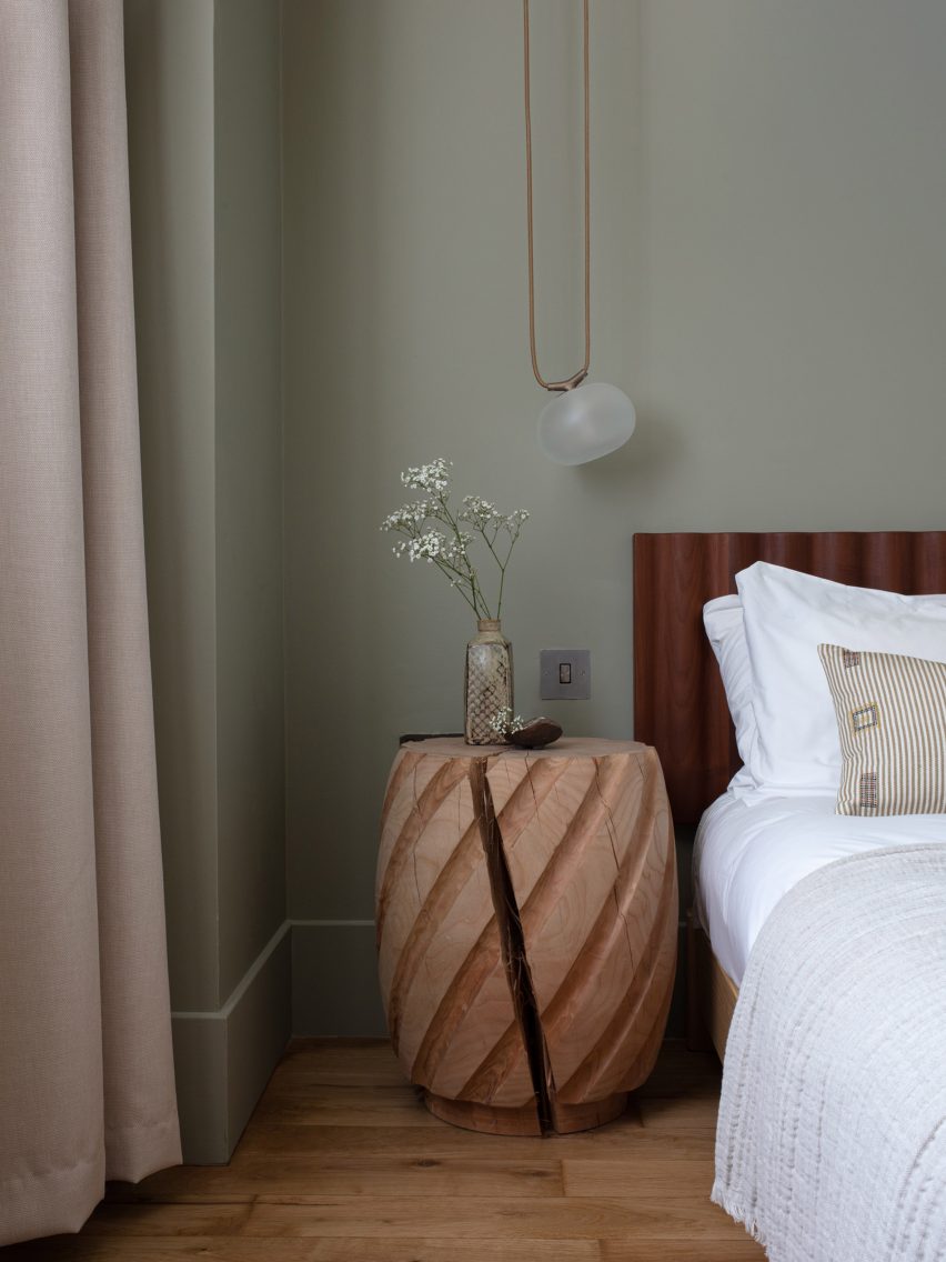 Кровать с рифленым деревянным изголовьем от Яна Хендзеля в LDF