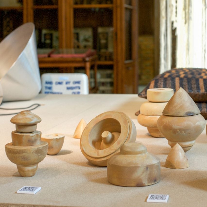 Vários objetos esculturais em uma mesa no Lake Como Design Festival