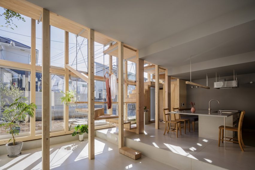 Staircase è uno spazio sociale in una casa di Tokyo progettata da Kiri Architects