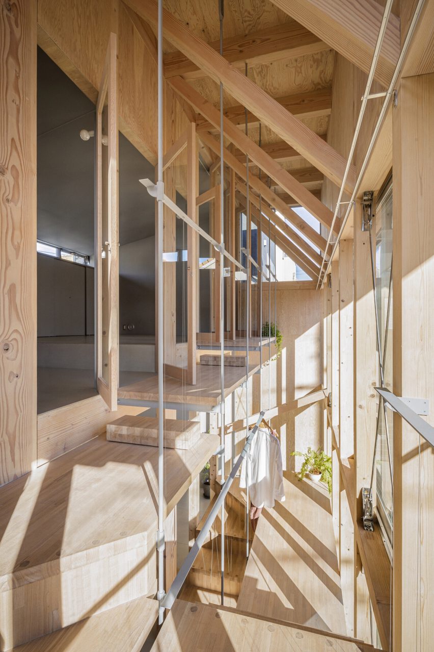 Primo piano, sala scala piena di luce di Kiri Architects