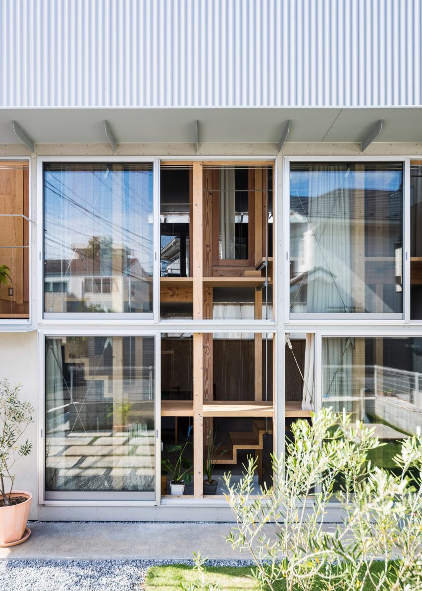 Facciata vetrata, scalinata luminosa di Kiri Architects