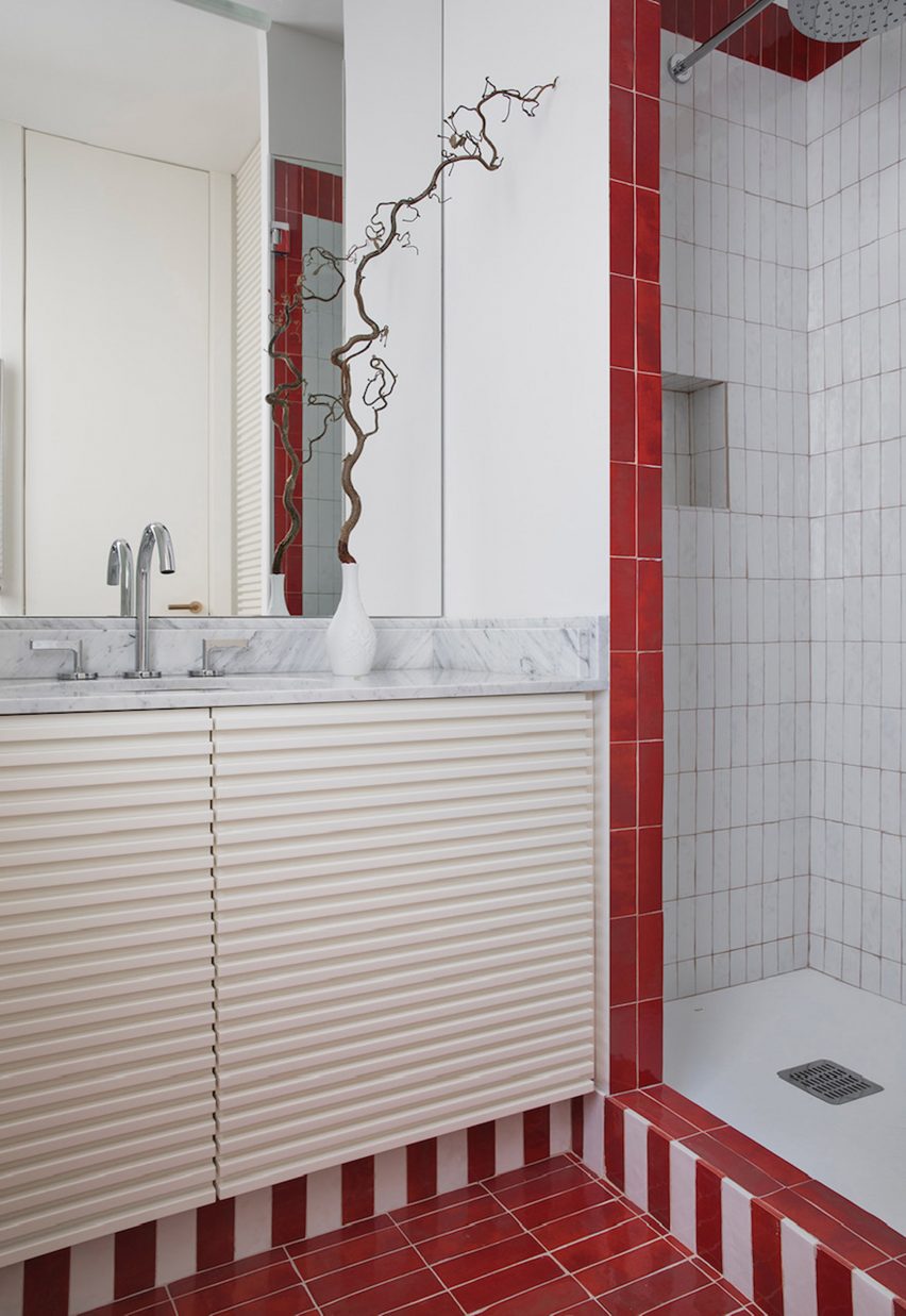 Bathroom with red and white striped tiles from Sierra + De La Higuera