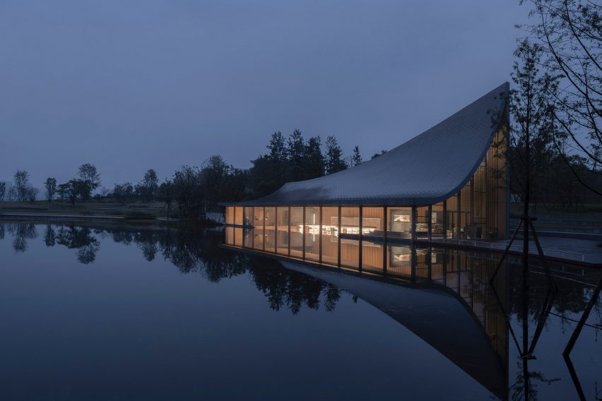 Image of Xinglong Lake Citic Bookstore reflecting in nearby lake