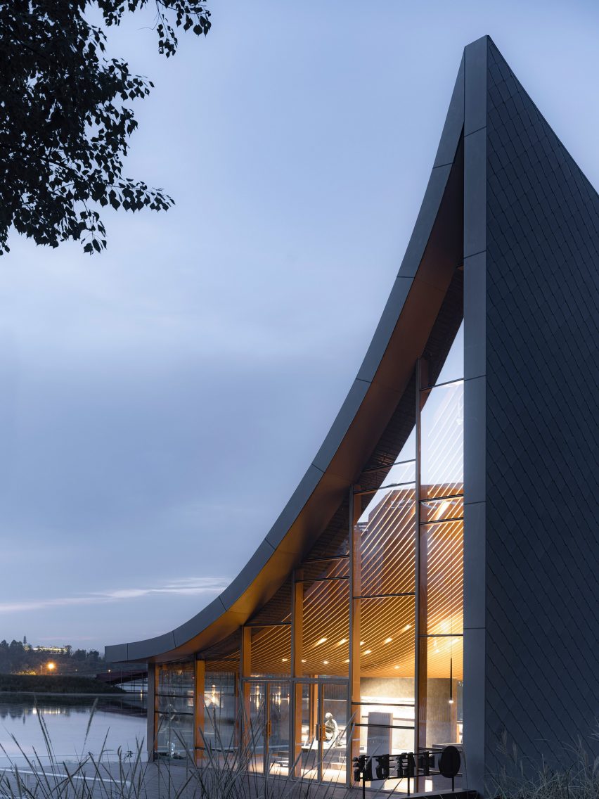 Image of Xinglong Lake Citic bookstore curved profile