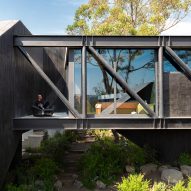 Rojkind Arquitectos elevates a "snake-shaped" home over central garden