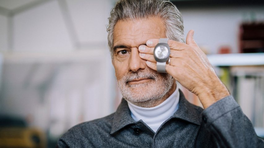 Alfredo Häberli holding a watch up to his eye