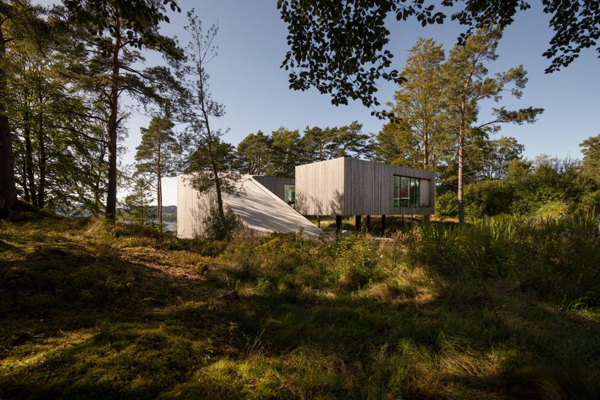 Saunders Structure designs villa on piloti overlooking Norwegian lake
