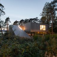 Saunders Architecture designs villa on piloti overlooking Norwegian lake