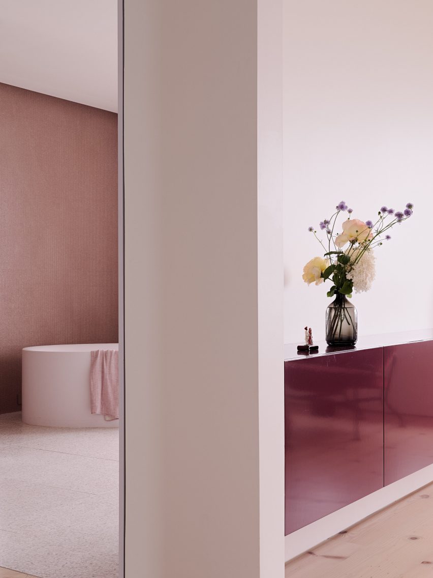 Ванная комната с розовой плиткой в ​​стиле середины века
