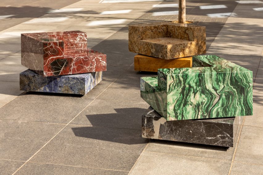 تصویر صندلی های ساخته شده از سنگ های طبیعی