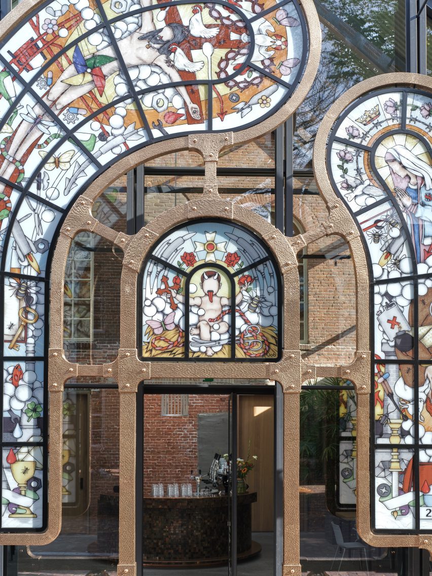 Бронзовая скульптура с украшениями в стиле церковных окон.