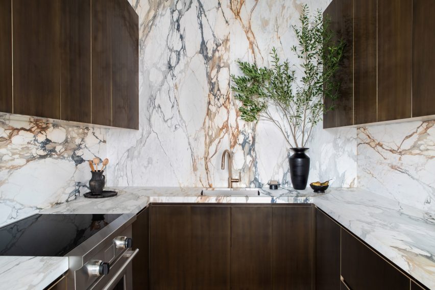 Marbled kitchen with patinated brass millwork