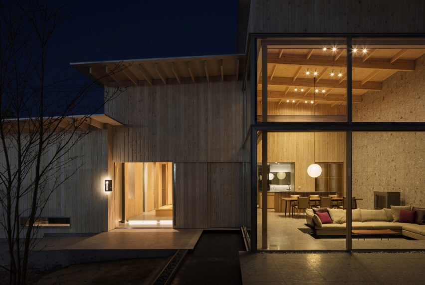 Двойная гостиная через стеклянные окна от пола до потолка в японском доме