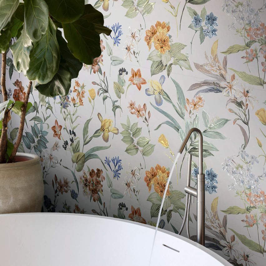 Белая настенная плитка Deco с цветочным орнаментом в ванной комнате от Marazzi