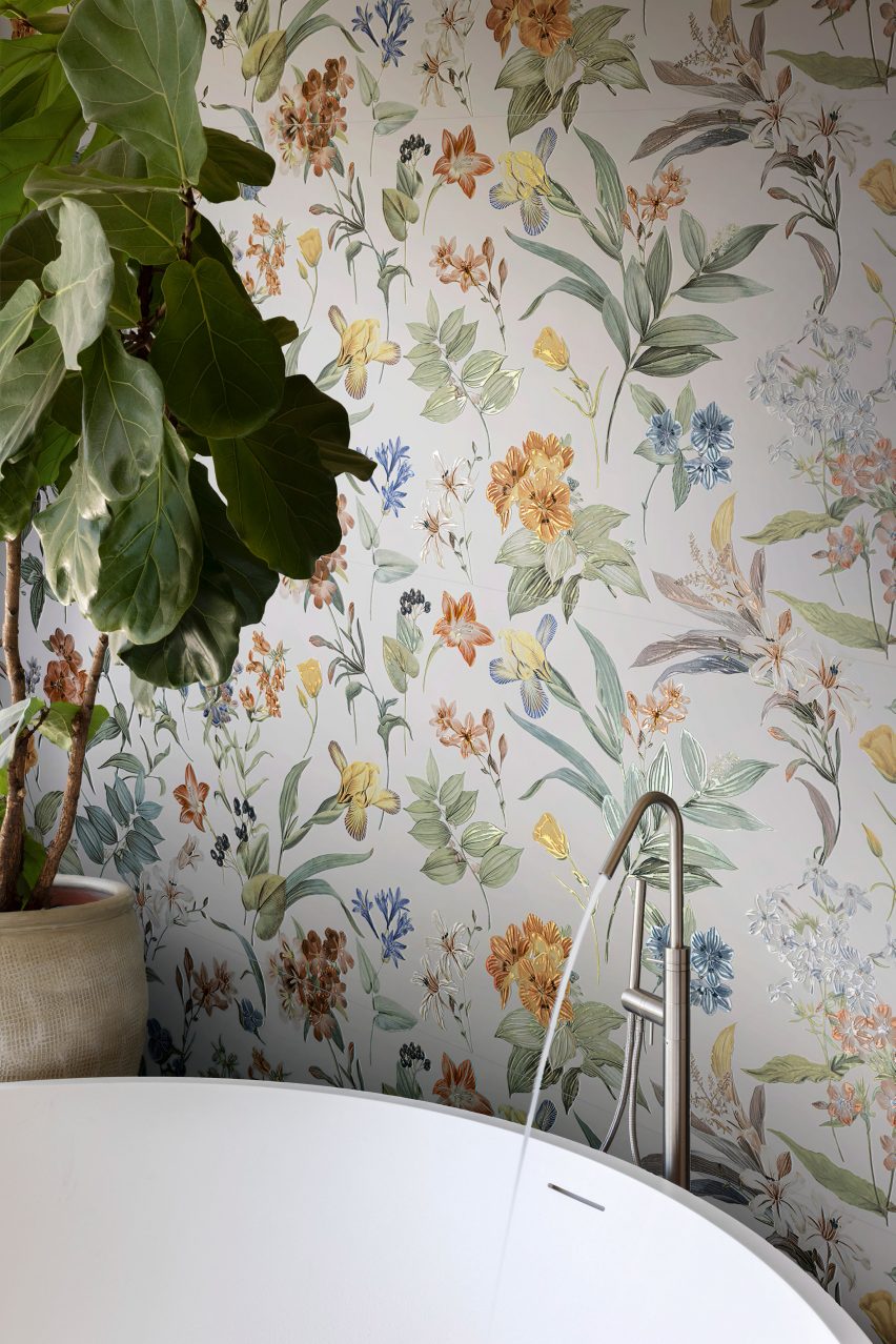 Белая настенная плитка Deco с цветочным орнаментом в ванной комнате от Marazzi