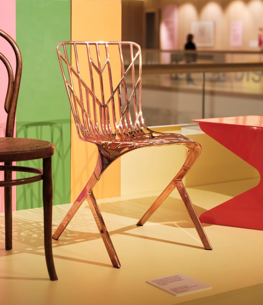 Стул Washington Skeleton Side Chair, разработанный Дэвидом Аджайе, на выставке