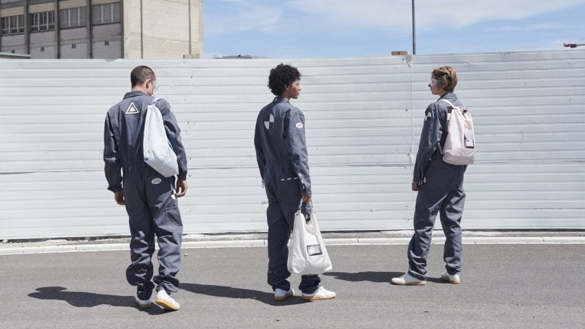 Photograph of three people carrying the F707 STRATOS bag in three different ways