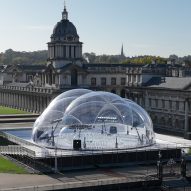 Christopher Wren muestra la cúpula inflable frente al antiguo Royal Naval College.
