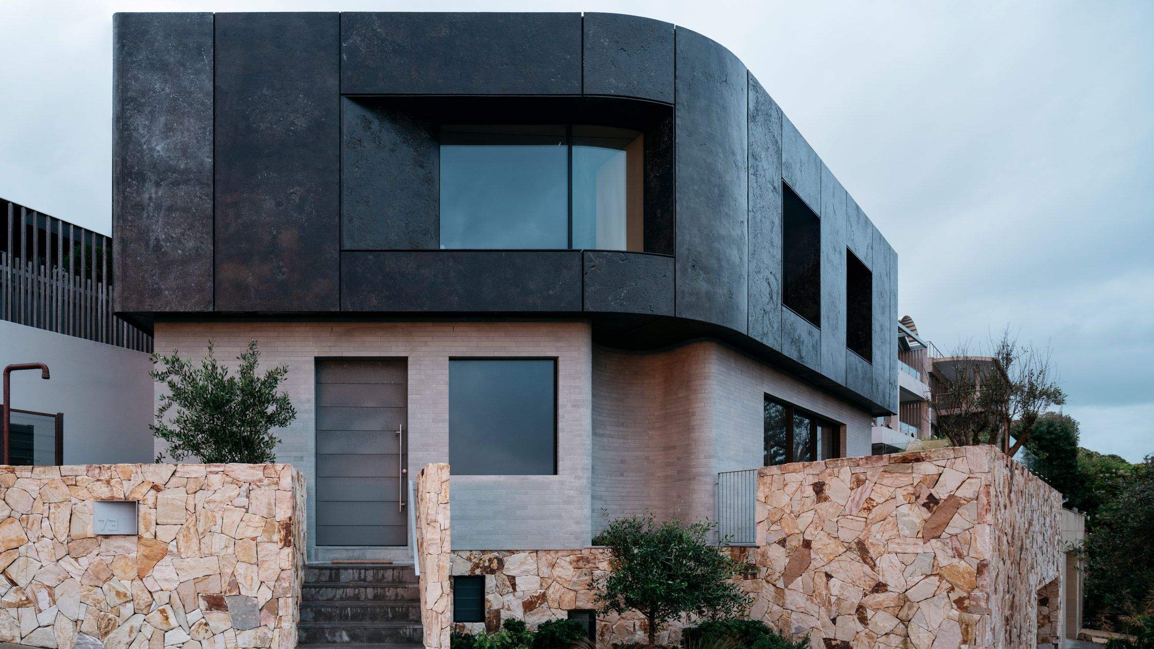 Atelier Andy Carson finishes Sydney coastal home with stone and bronze - Vimarsana News