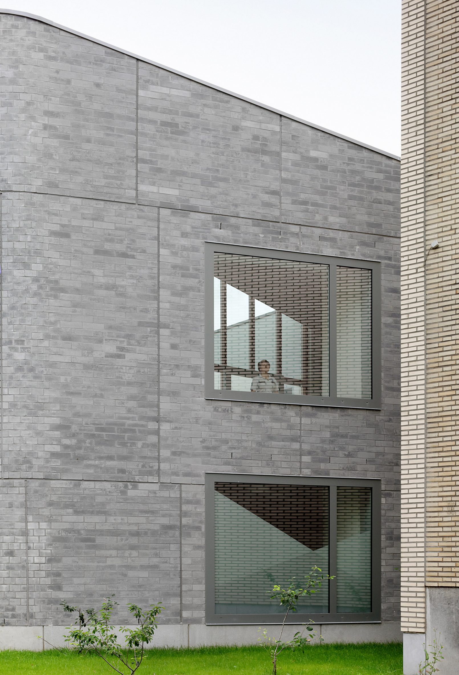 Grey-brick exterior at the Bovenbouw Architectuur-designed police station