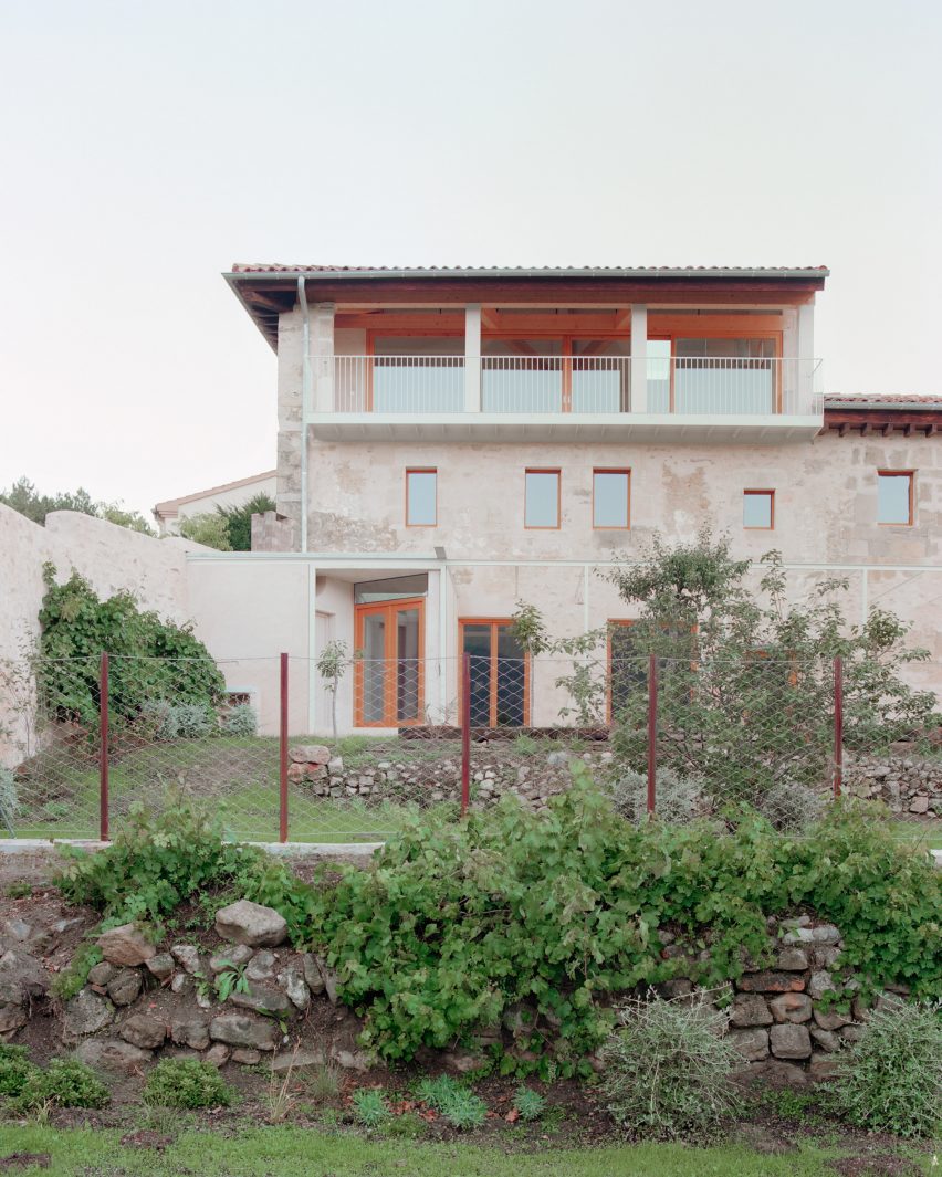 Exterior image of the rear of El Priorato