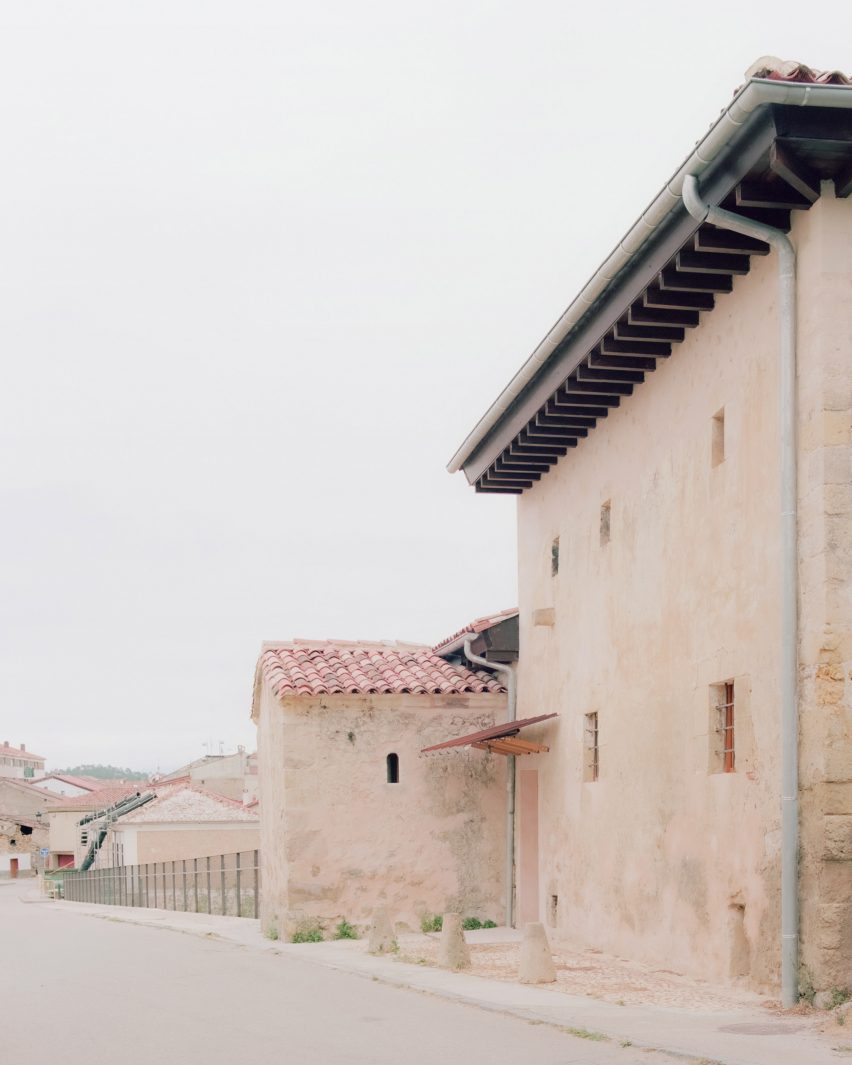 Exterior image of El Priorato from street level
