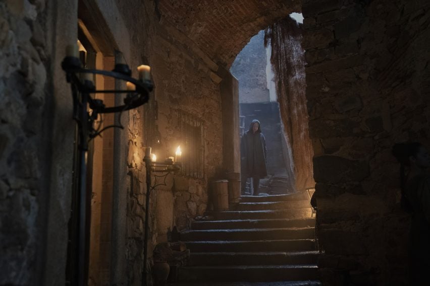 An actor in an alleyway in House of the Dragon