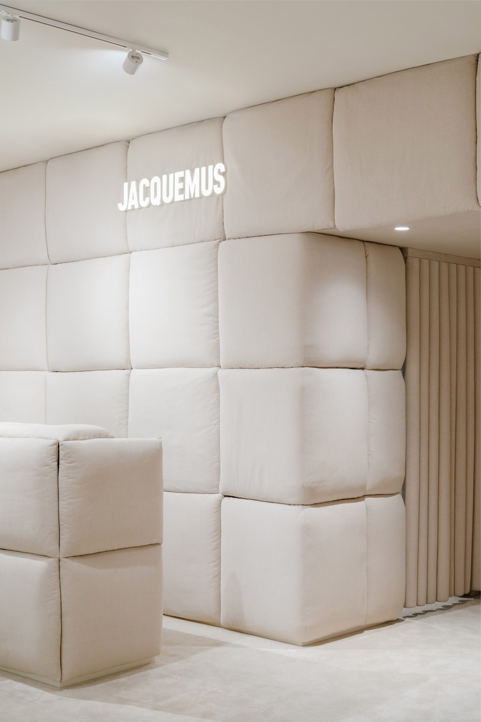 Cream pillows and a Jacquemus sign