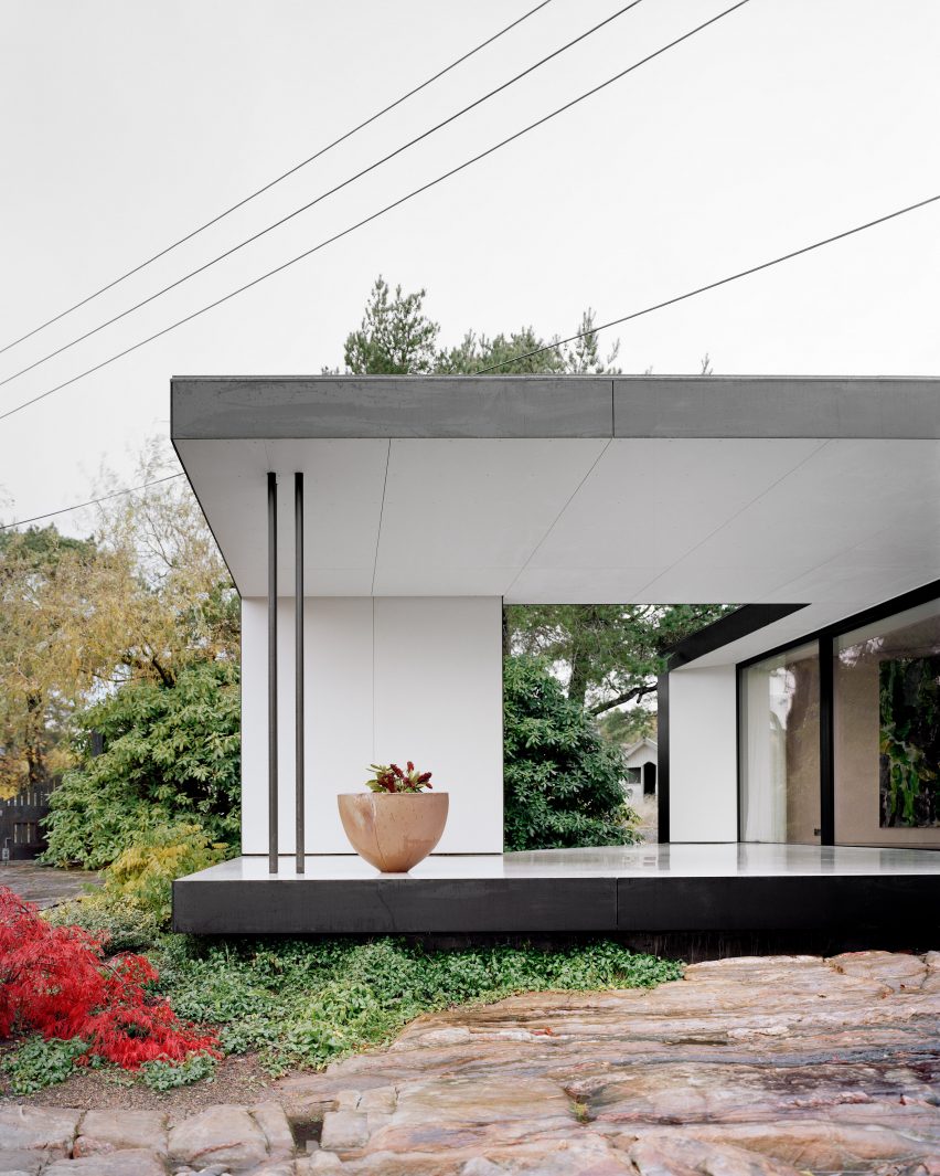 Pavilion-like house extension