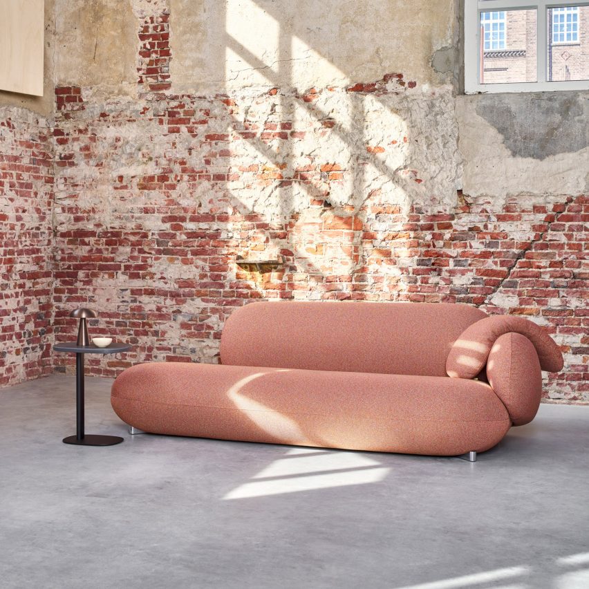 LXR16 pink sofa from Leolux LX in a room with weathered brick walls