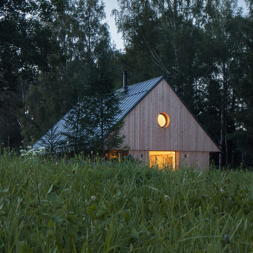 Exterior image of the larch-clad cabin in the Czech Republic