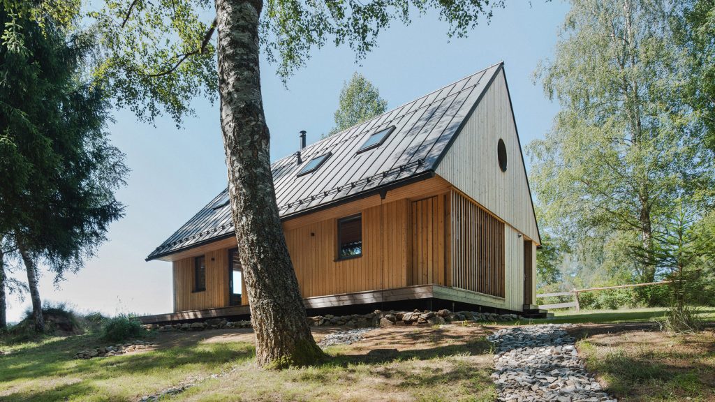 les-archinautes-and-3ae-create-timber-cabin-overlooking-lake-in-czech-republic