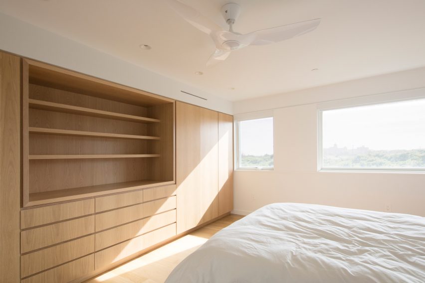 A minimalist master bedroom by Resolution 4 Architecture