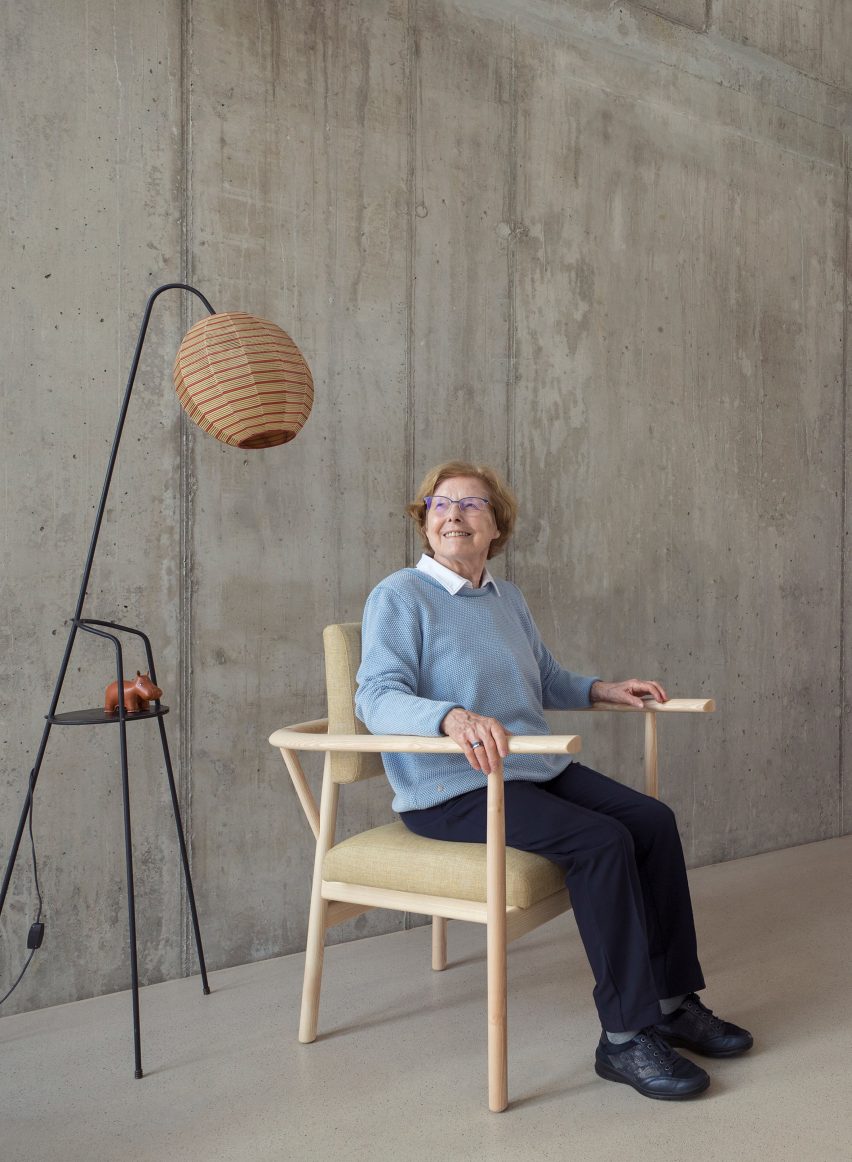 Elderly woman sitting in Lotte armchair
