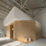 Muhhe Studio inserts "wooden box" into old factory to create light-filled photographer's studio